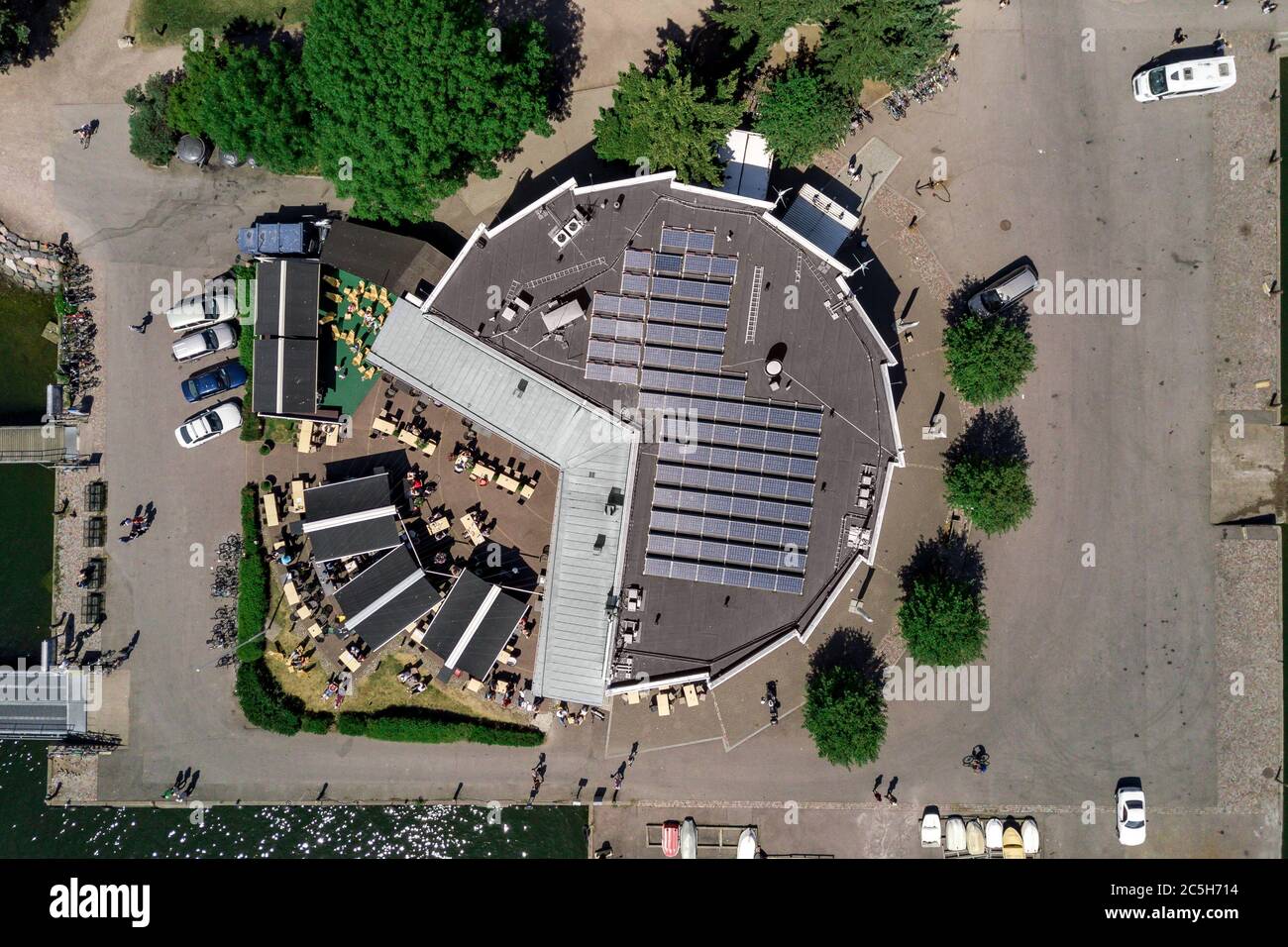 Vue aérienne des panneaux solaires sur le toit du café Carusel à Helsinki, Finlande Banque D'Images