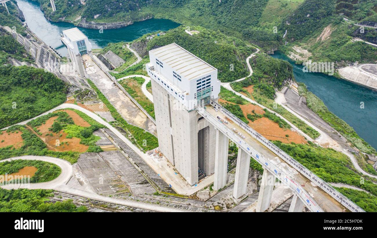 Yuqing. 2 juillet 2020. Photo aérienne prise le 2 juillet 2020 montre le pont vertical de la station hydroélectrique Goupitan dans le comté de Yuqing, dans la province de Guizhou, au sud-ouest de la Chine. Le projet de navigation de la station hydroélectrique de Goupitan devrait être mis en service en mars 2021. Crédit: Tao Liang/Xinhua/Alay Live News Banque D'Images