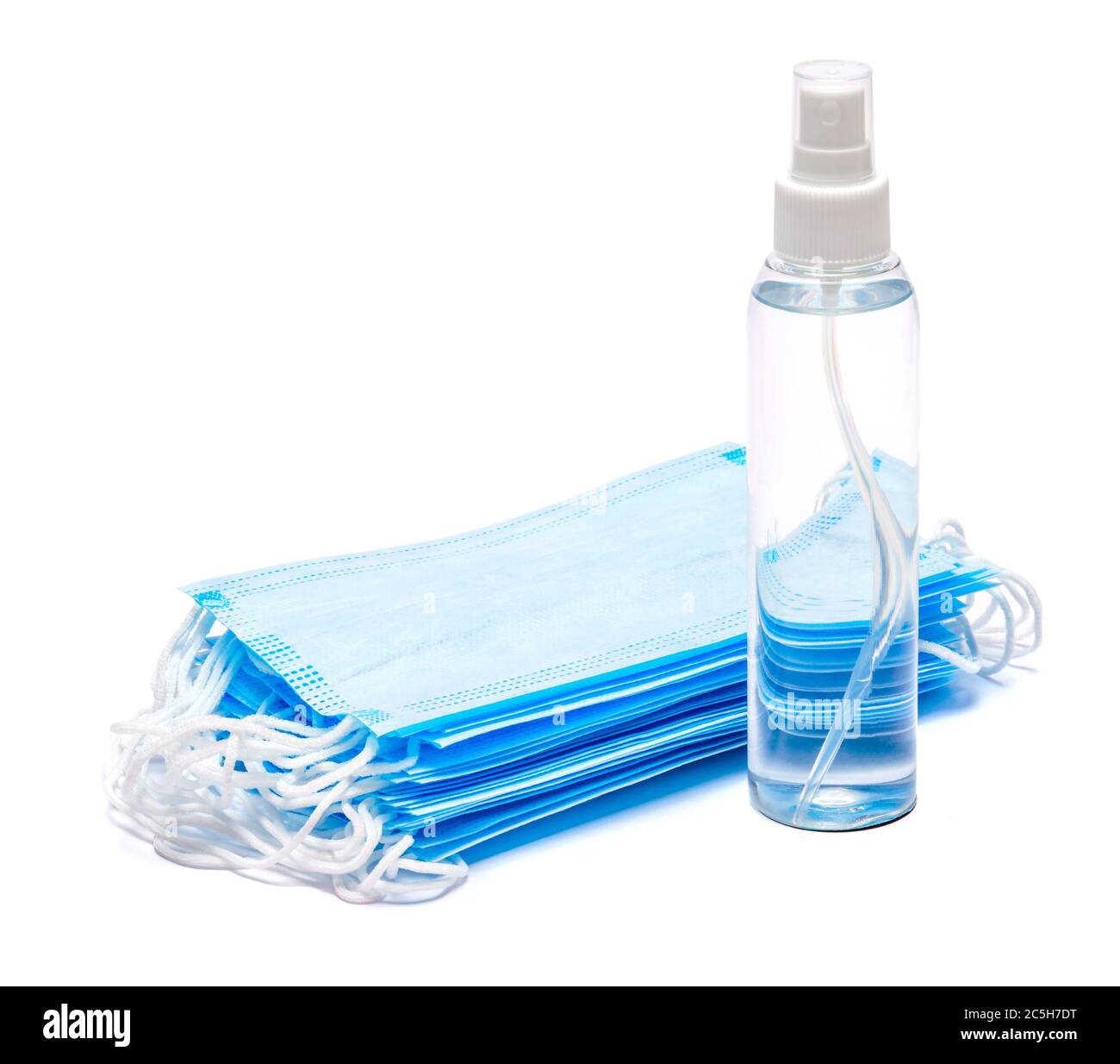 bouteille de crème, lotion, désinfectant ou savon liquide et masque de protection isolé sur fond blanc Banque D'Images