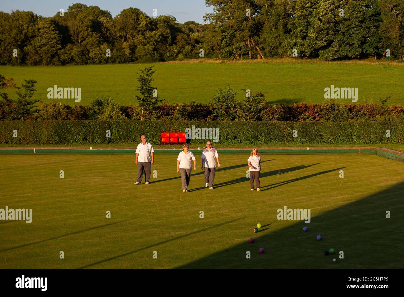 Cardiff, pays de Galles, Royaume-Uni. 2 juillet 2020. Une partie de pétanque en soirée est jouée au St Fagans Cricket and Bowls Club de Cardiff, pays de Galles, où les restrictions de verrouillage des coronavirus continuent de se relâcher. Crédit : Mark Hawkins/Alay Live News Banque D'Images