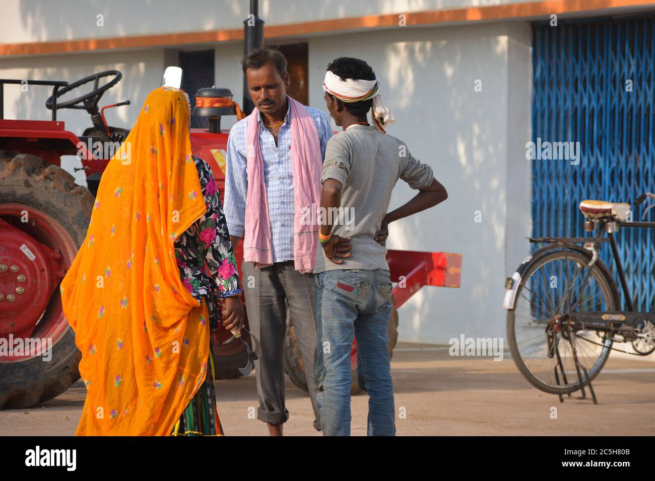 TIKAMGARH, MADHYA PRADESH, INDE - 17 NOVEMBRE 2019 : la famille indienne pauvre dans un village rural. Banque D'Images