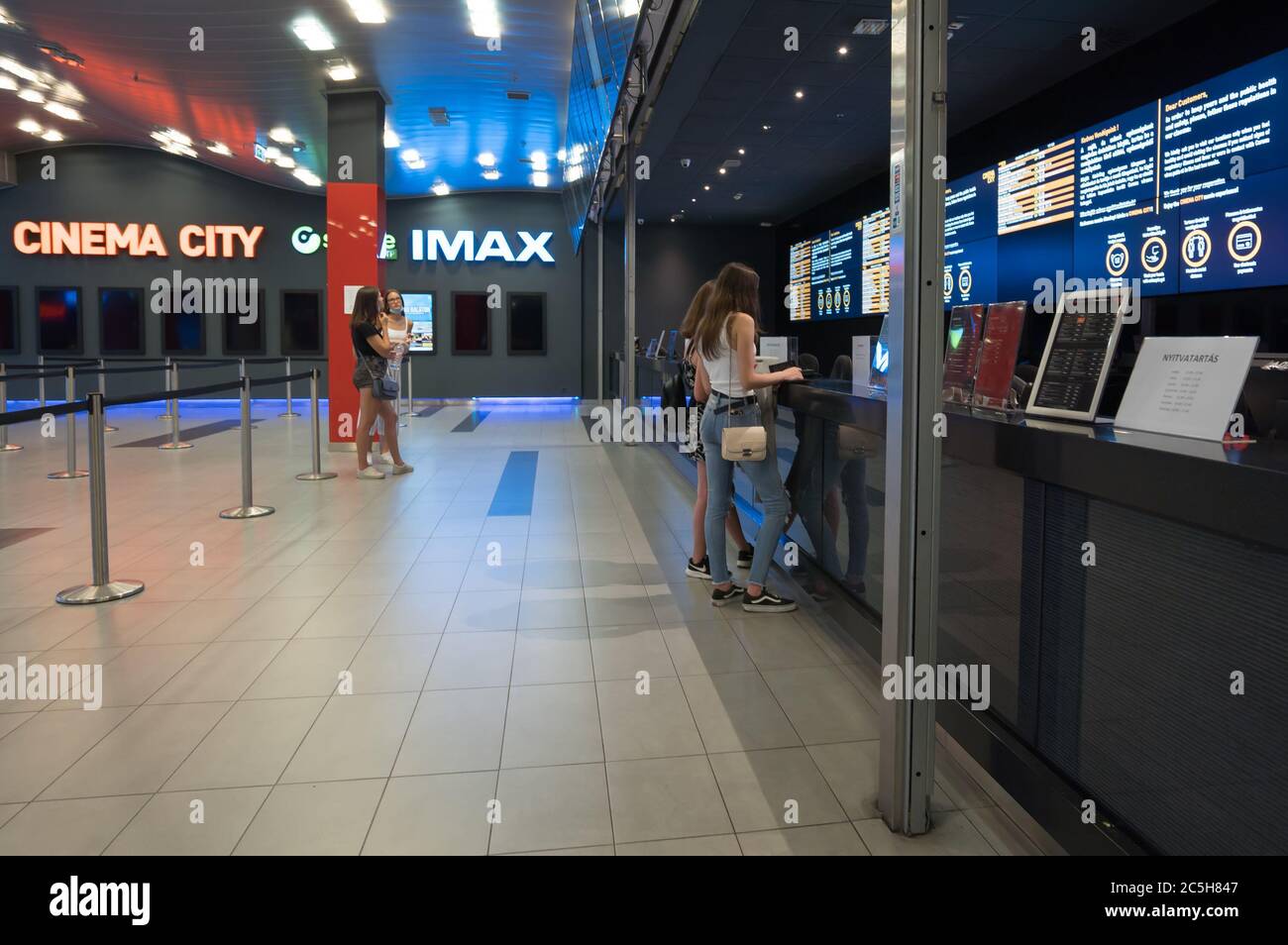 Budapest. 2 juillet 2020. Les gens se font la queue pour acheter des billets au cinéma de la ville de Budapest, Hongrie, le 2 juillet 2020. La chaîne Cinema City a rouvert ses portes jeudi. Crédit: Attila Volgyi/Xinhua/Alay Live News Banque D'Images