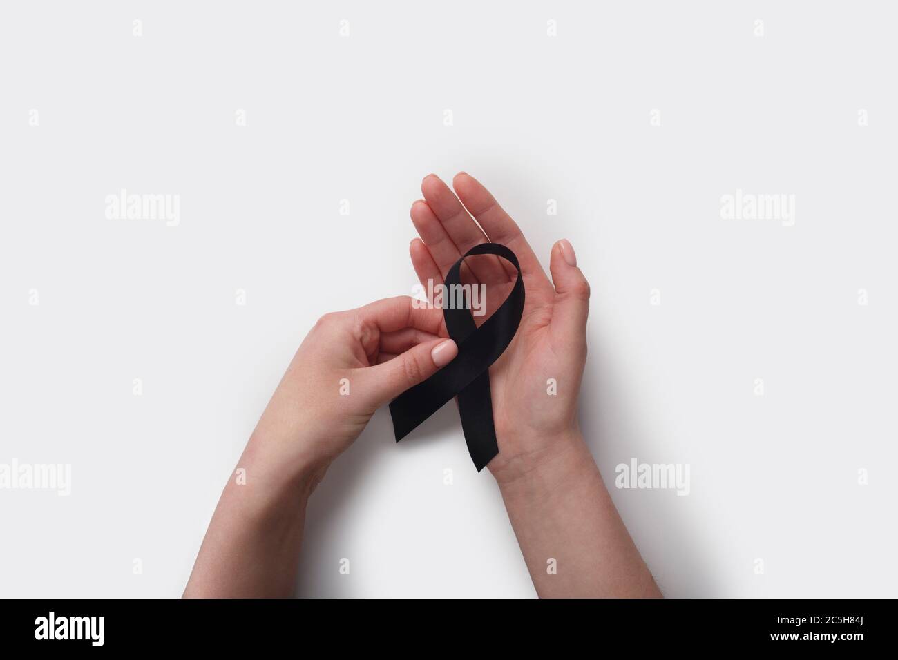 Ruban noir Mourning et panneau de mélanome, symbole de soutien Banque D'Images