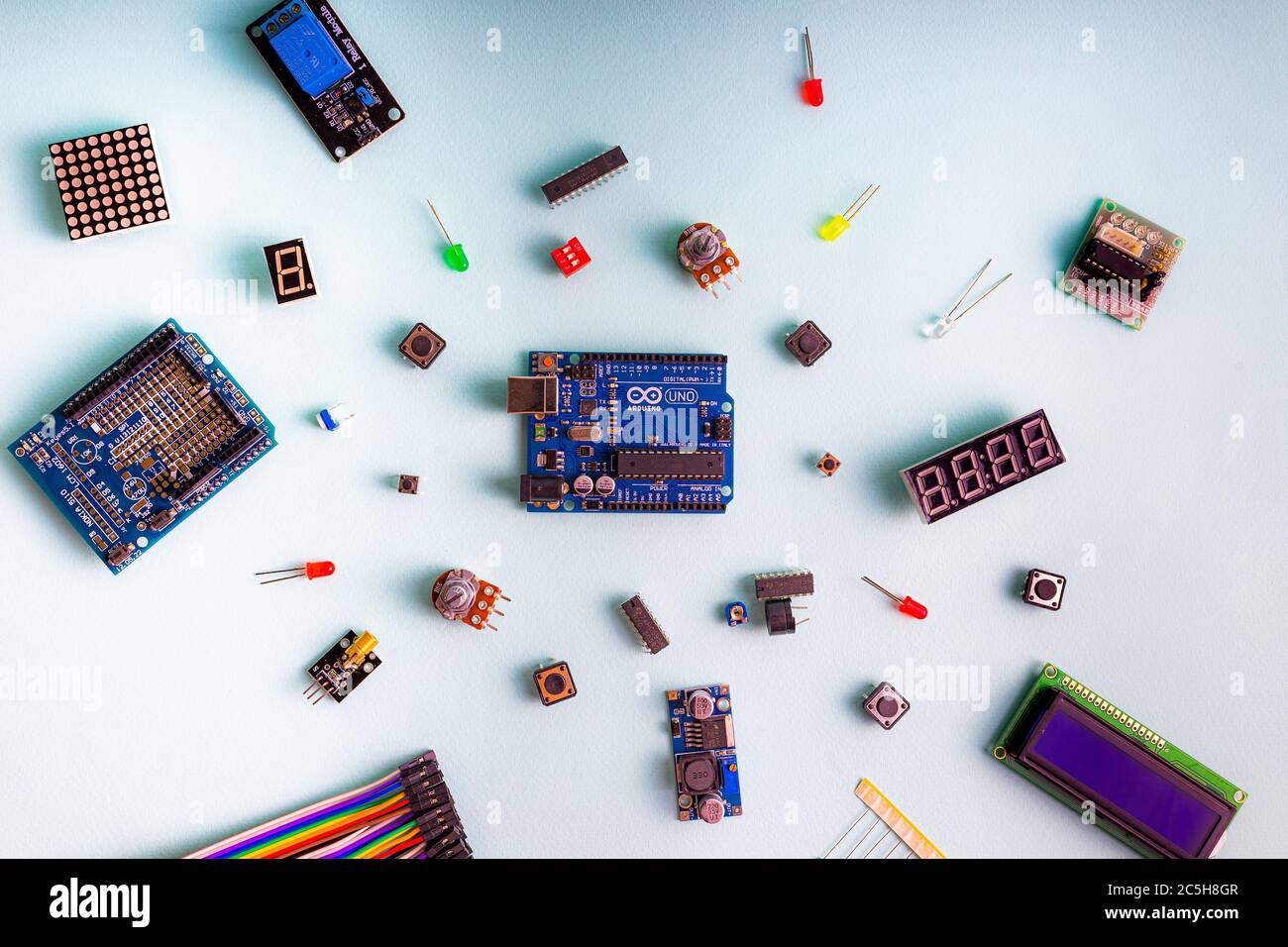 Sankt-Petersburg, Russie - 28 février 2020 : carte Arduino UNO sur fond noir, gros plan. Microcontrôleur pour la programmation. Banque D'Images