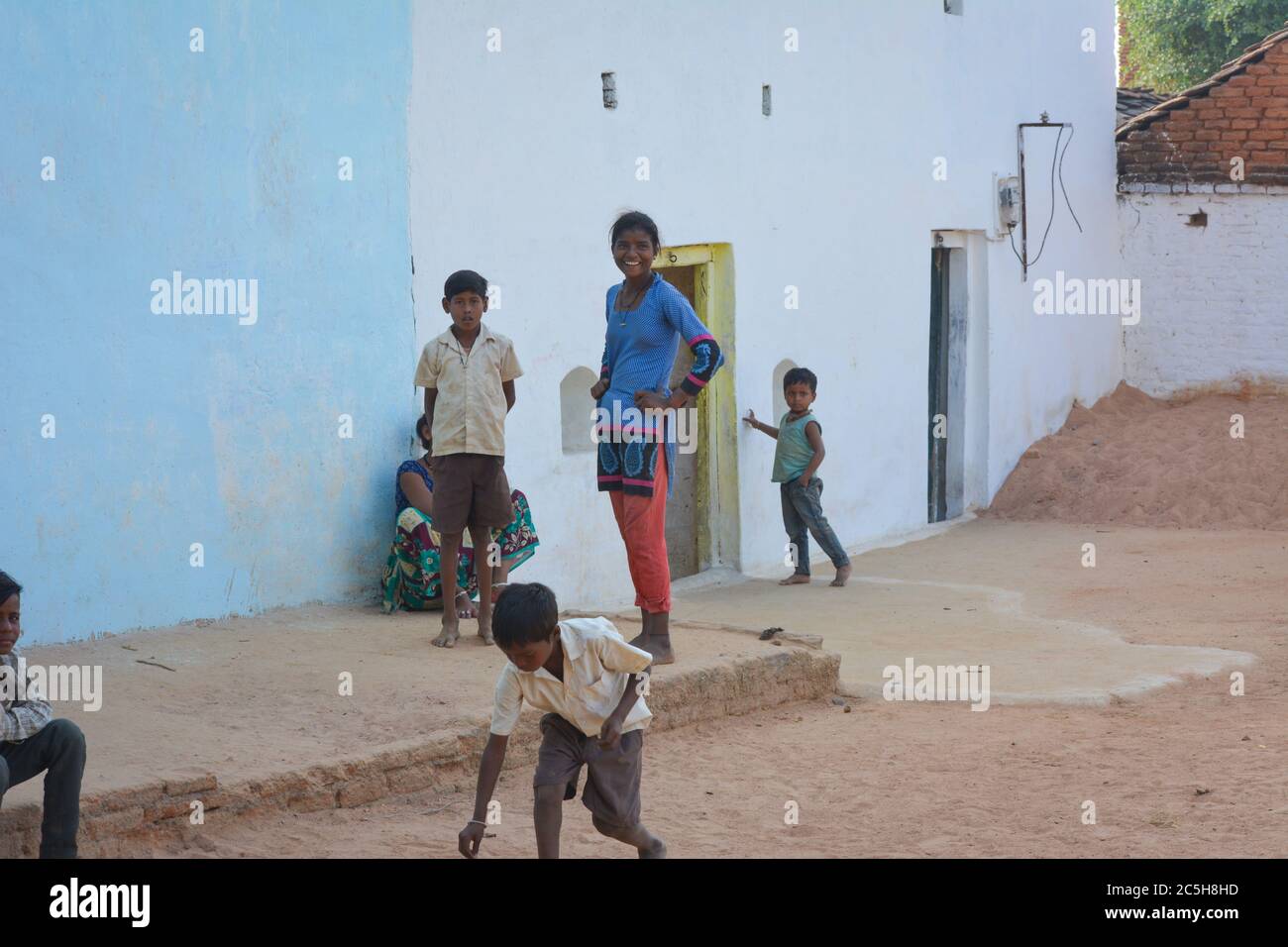 TIKAMGARH, MADHYA PRADESH, INDE - 17 NOVEMBRE 2019 : la famille indienne pauvre dans un village rural. Banque D'Images