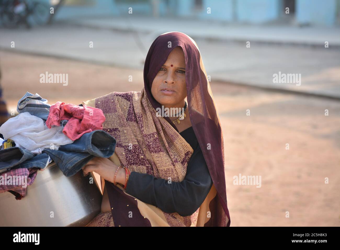TIKAMGARH, MADHYA PRADESH, INDE - 12 NOVEMBRE 2019 : femme indienne traditionnelle en costume de sari, une scène rurale indienne. Banque D'Images
