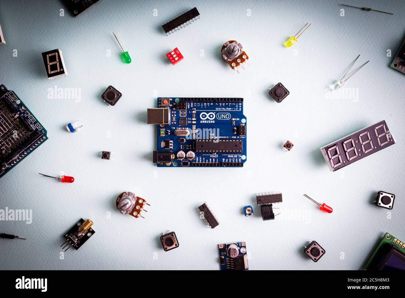Sankt-Petersburg, Russie - 28 février 2020 : carte Arduino UNO sur fond lumineux. Composants Arduino DIY micro-éléectronics. Microcontrôleurs, boar Banque D'Images