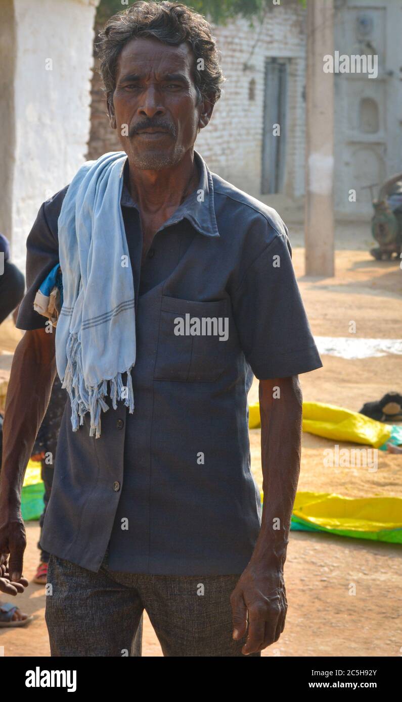 TIKAMGARH, MADHYA PRADESH, INDE - 15 NOVEMBRE 2019 : portrait d'un Indien non identifié dans son village, Tikamgarh, Madhya pradesh, Inde Banque D'Images