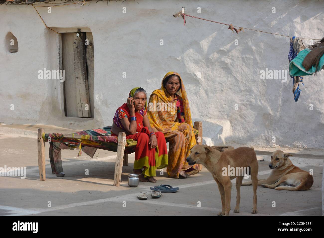TIKAMGARH, MADHYA PRADESH, INDE - 15 NOVEMBRE 2019 : portrait de femmes indiennes non identifiées qui parlent en mobile dans son village. Banque D'Images