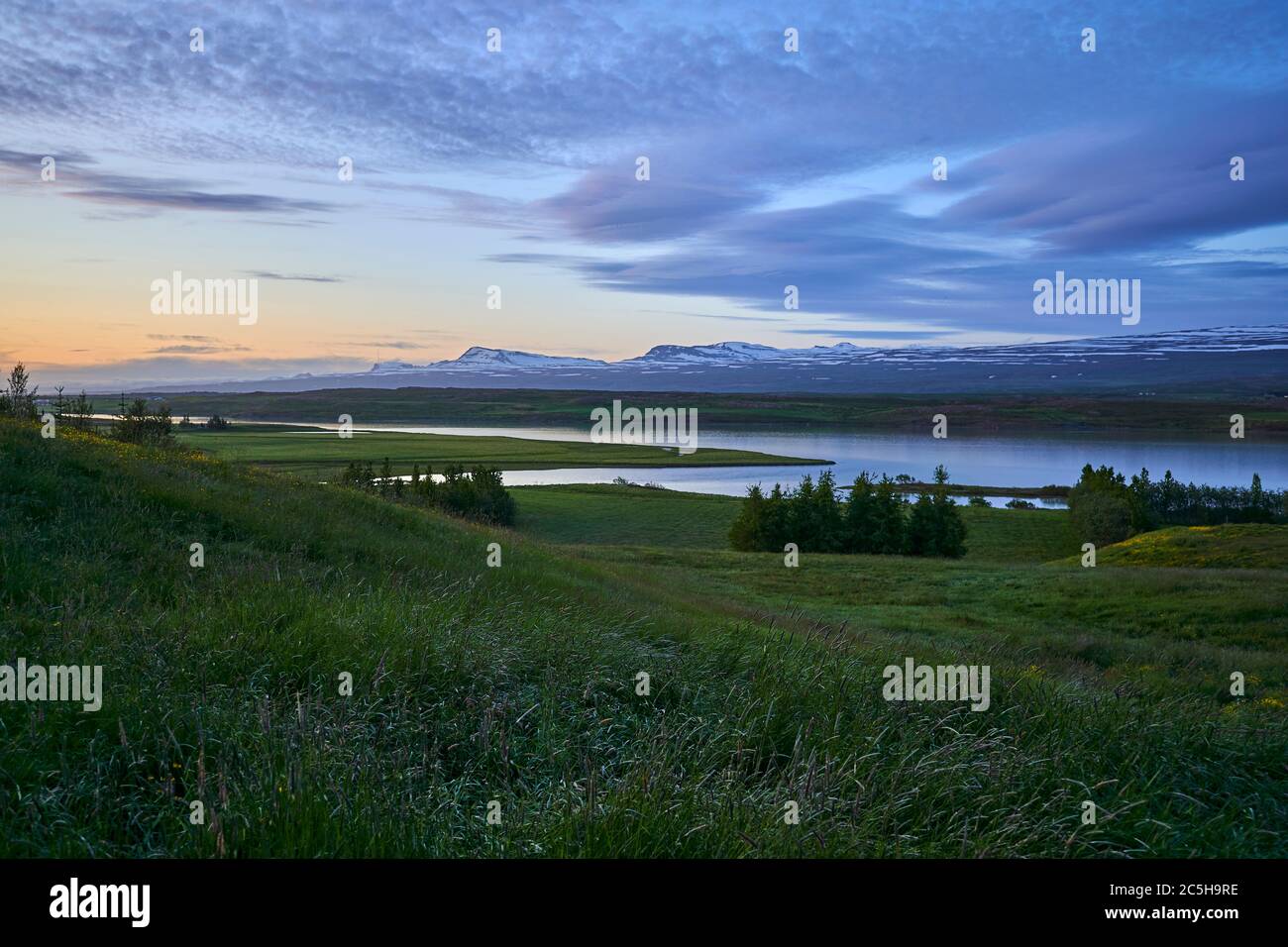 Nuit d'été par le lac Lagarfljot en Islande de l'est Banque D'Images