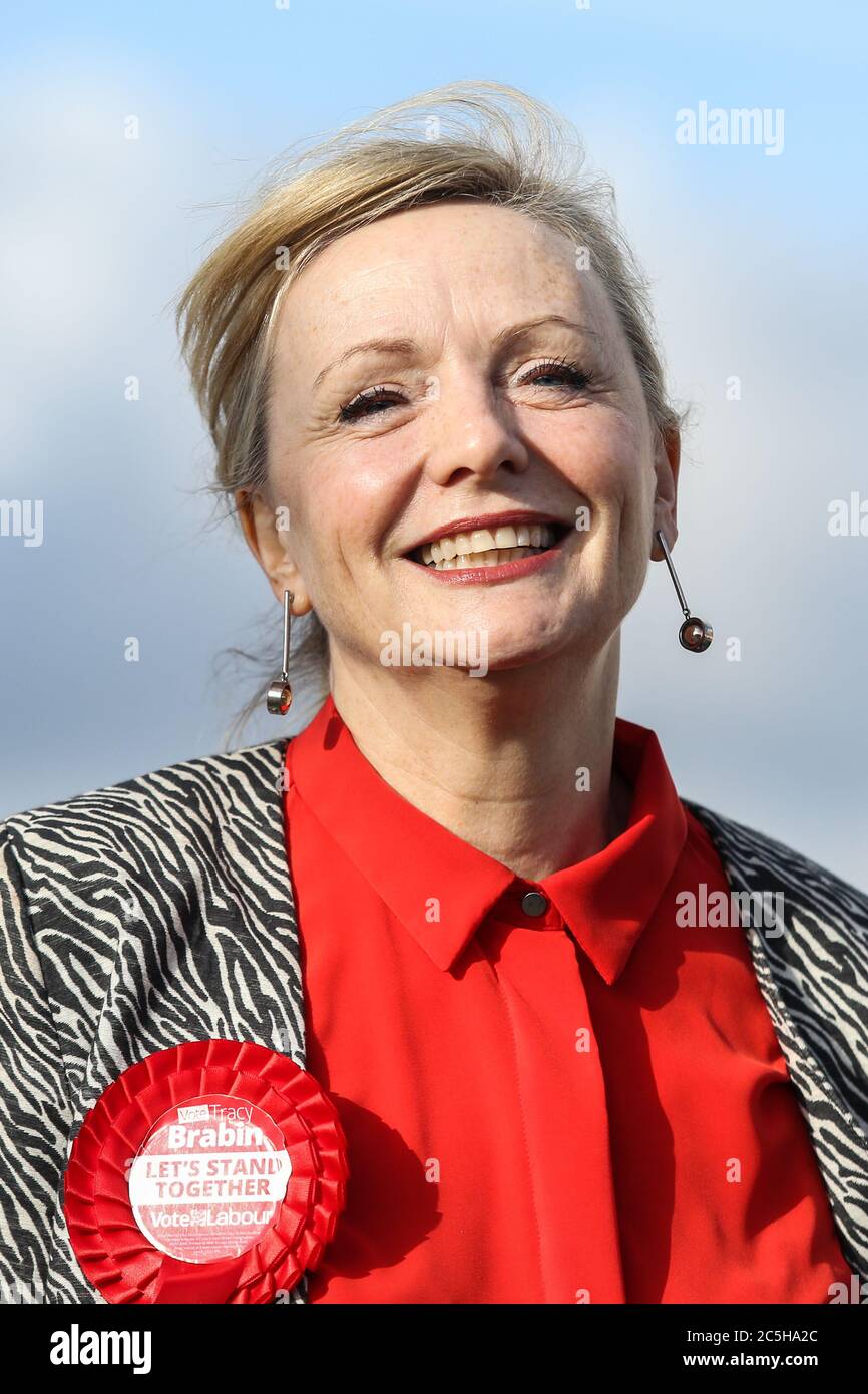 Le candidat du Labour pour la Batley et la spen élection partielle Tracy Brabin hors de la campagne à Heckmondwike, West Yorkshire. L'élection partielle a été déclenchée à l'arrière Banque D'Images