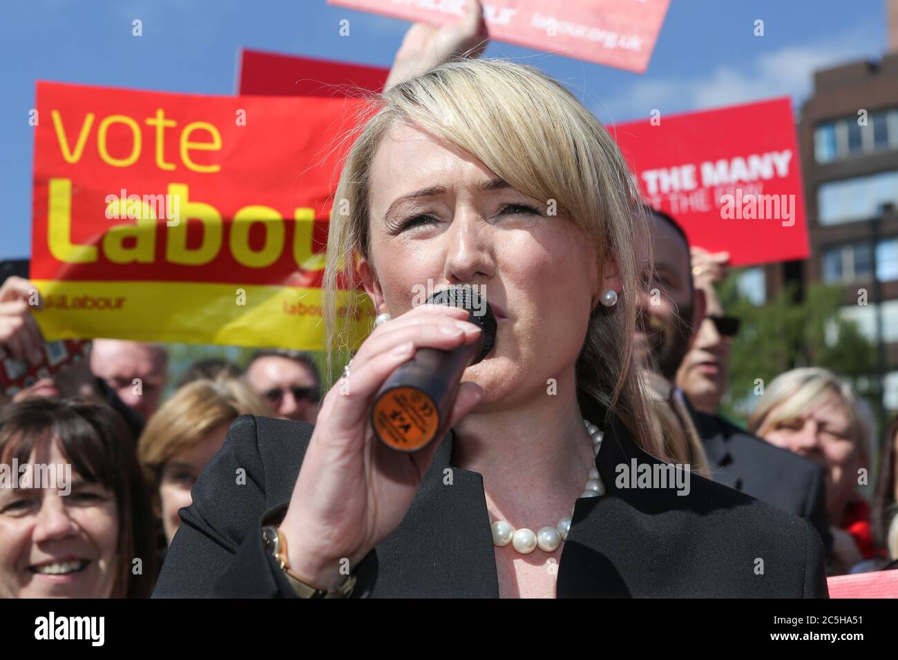 La secrétaire d'entreprise fantôme du parti travailliste, Rebecca long-BDaily, s'adresse aux partisans et aux médias lors d'un rassemblement à Salford après le lancement du général du parti Banque D'Images