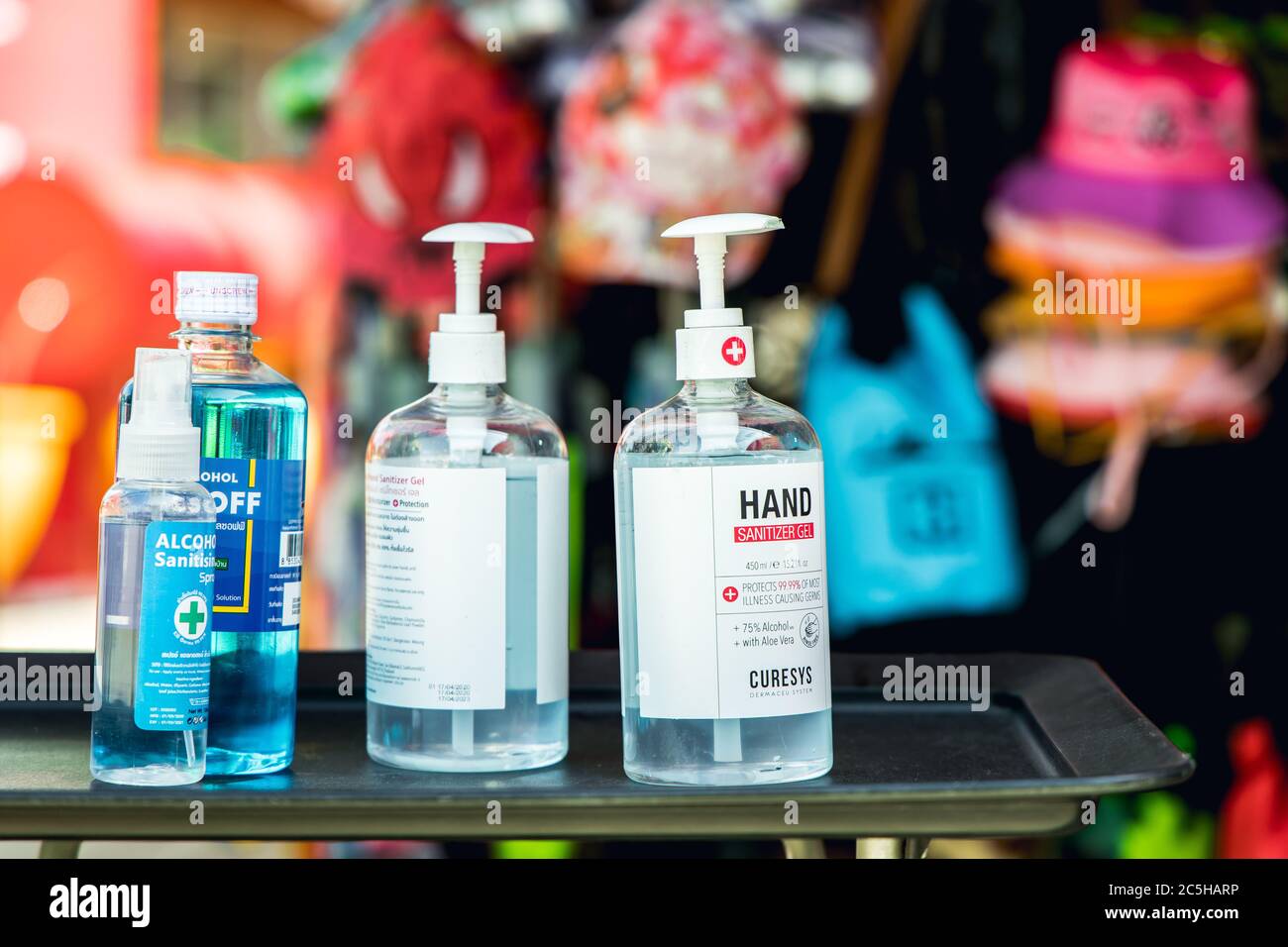 Désinfectant pour les mains gel d'alcool et alcool liquide spray pour le nettoyage des mains lieu libre dans chaque magasin en Thaïlande pendant la pandémie du coronavirus(Covid-19)., 21 Banque D'Images