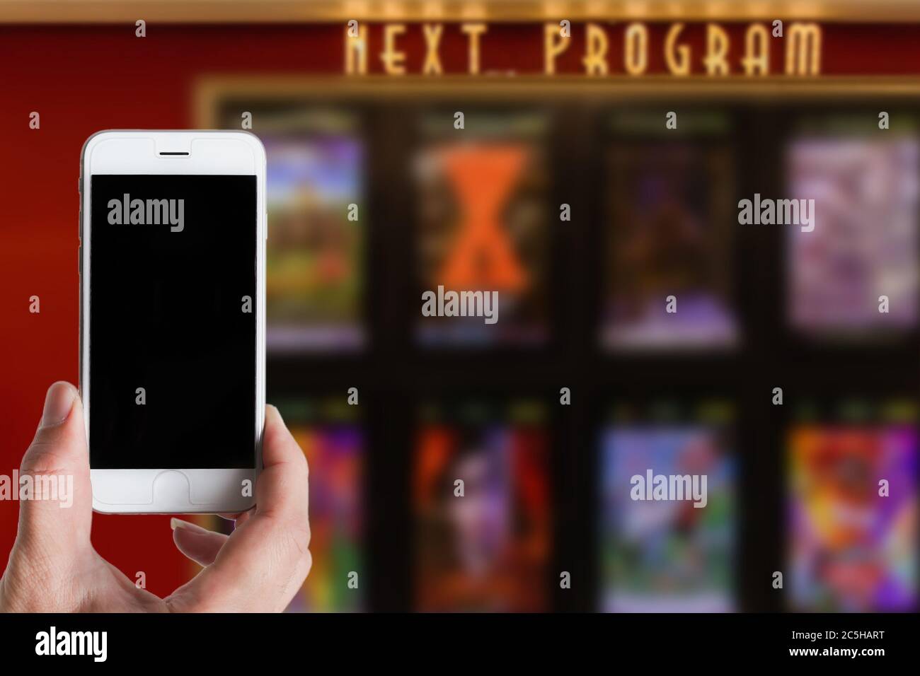 Utilisation de smartphone pour la réservation de billets numériques dans l'application mobile au cinéma et vérification rapide et simple du programme de cinéma Banque D'Images
