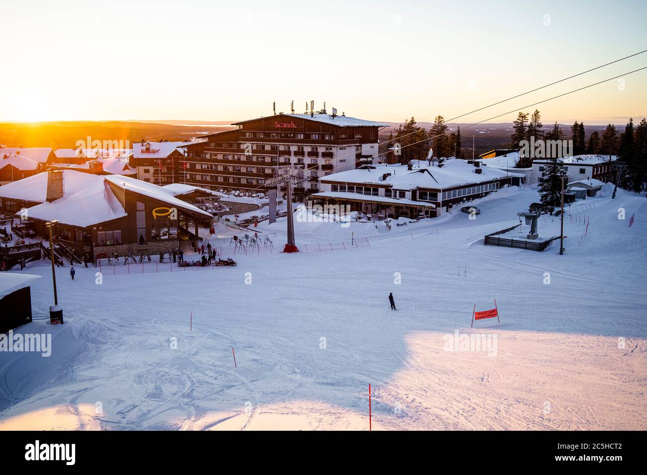 Kuusamo, Finlande - Mars 26 2020: Station de la vallée de la nouvelle télécabine à Ruka Village, Finlande, Kuusamo.beau coucher de soleil, heure d'or Banque D'Images