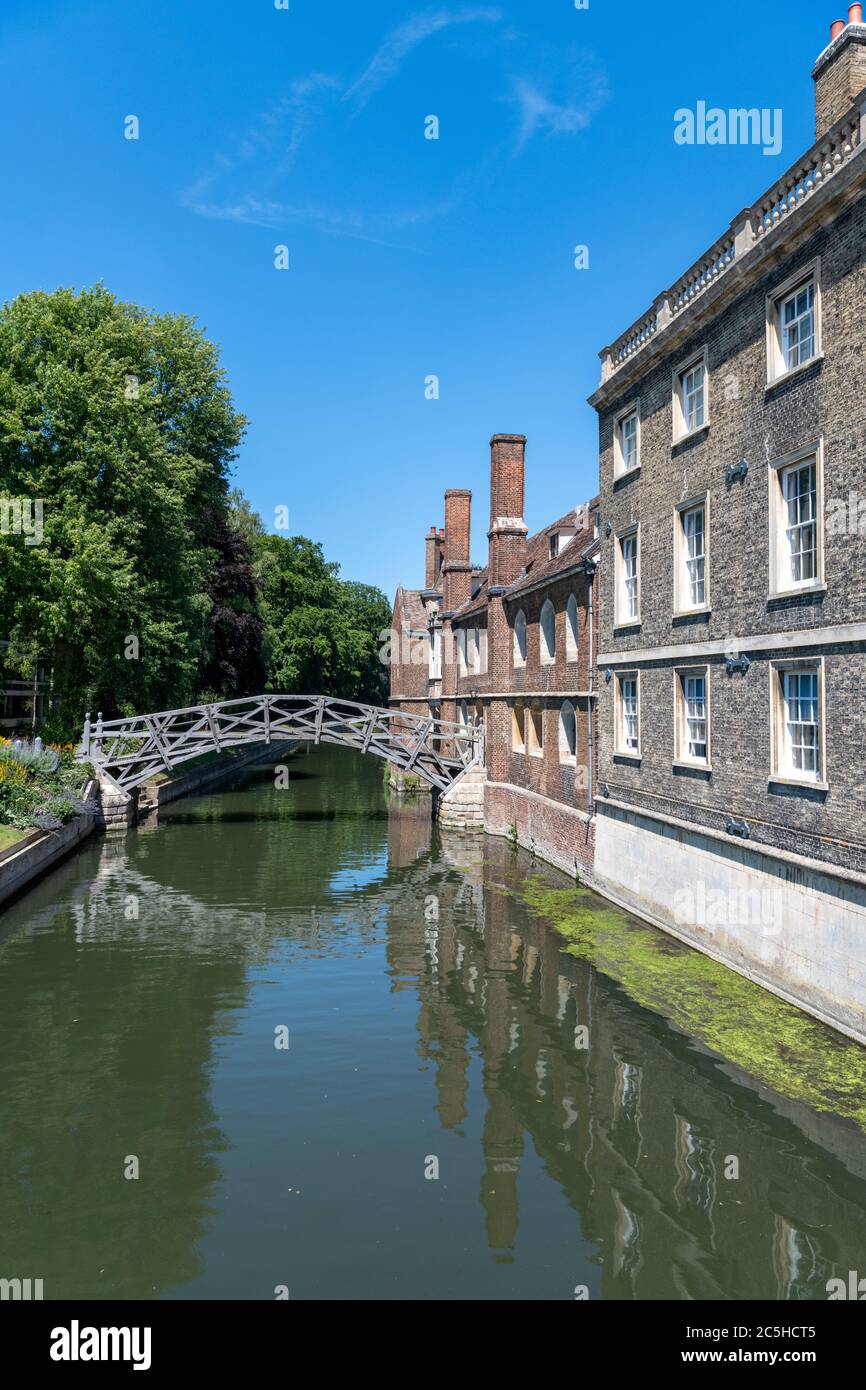 Le pont mathématique au-dessus de la River Cam à Queens College Cambridge University Cambridge en été Banque D'Images