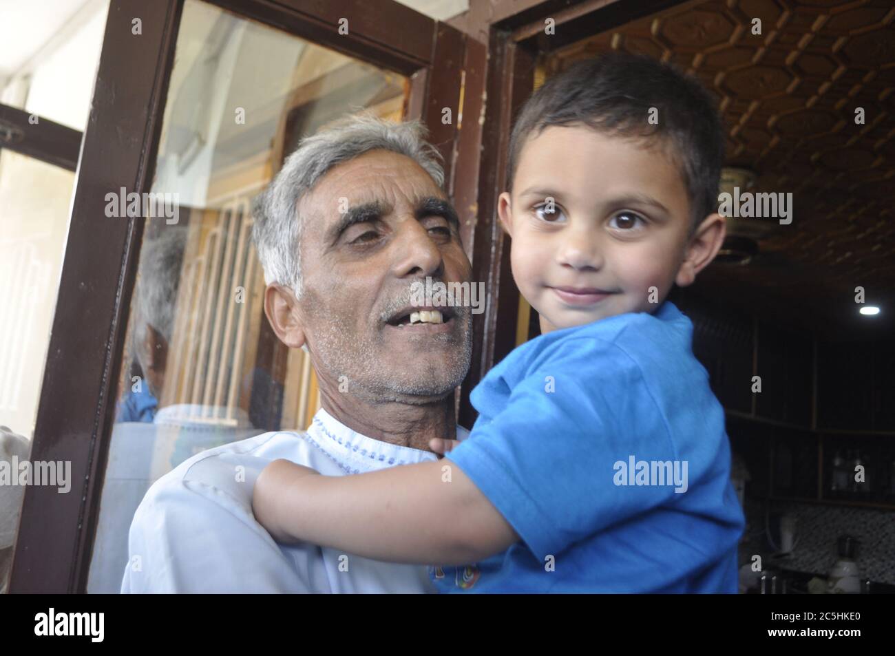 cœur déchirant image d'un garçon de trois ans qui a perdu son grand-père dans une attaque de sopore Banque D'Images