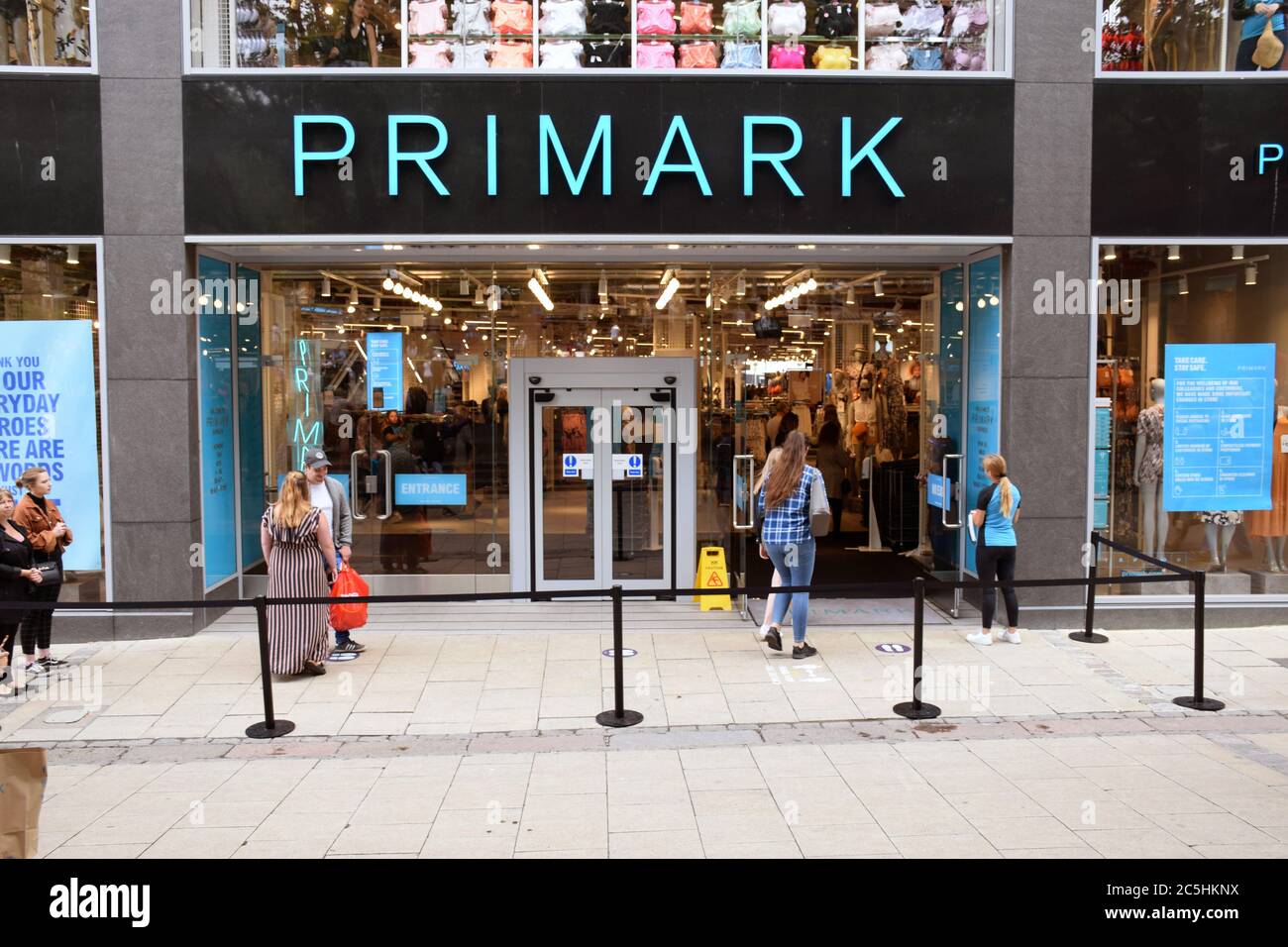 Alors que le virus coronavirus se ferme et que des magasins non essentiels sont ouverts, les gens font la queue pour se rendre à Primark, Norwich, Royaume-Uni, le 2020 juin Banque D'Images