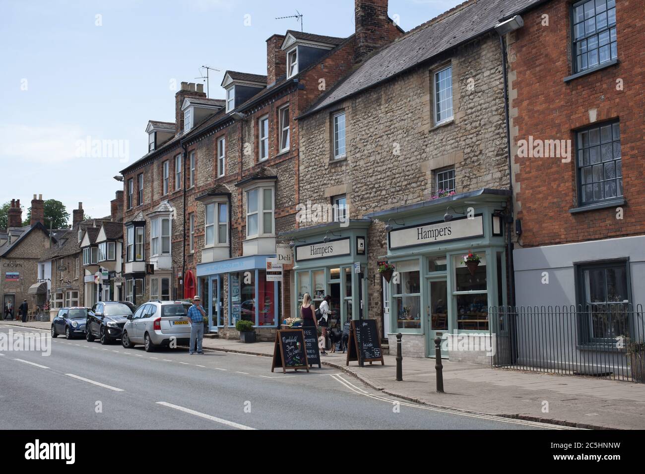 Boutiques et restaurants sur Oxford Street à Woodstock, au Royaume-Uni Banque D'Images