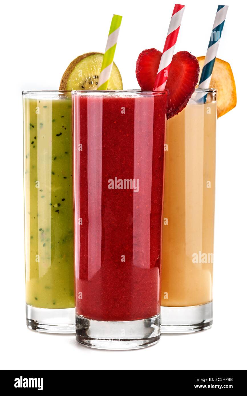 Smoothie banane, kiwi, et jus de fraise isolés sur fond blanc. Détox et boissons antioxydantes. Banque D'Images
