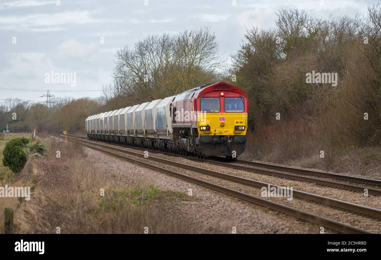 DB Schenker classe 66 locomotive diesel transportant du fret à travers la campagne anglaise. Banque D'Images