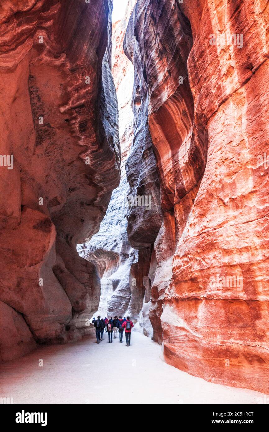 Le canyon connu sous le nom d'Al Siq à l'entrée de la ville rose de Petra en Jordanie. Banque D'Images