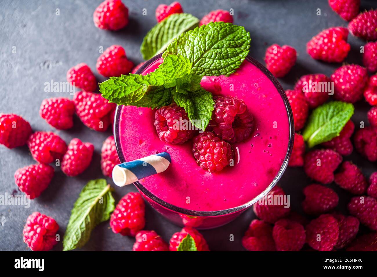 Apéritif sucré d'été. Smoothie aux fruits à la framboise, shake au lait dans des pots en verre, vue du dessus. Cocktail de yaourt santé aux baies avec framboises fraîches sur dar Banque D'Images