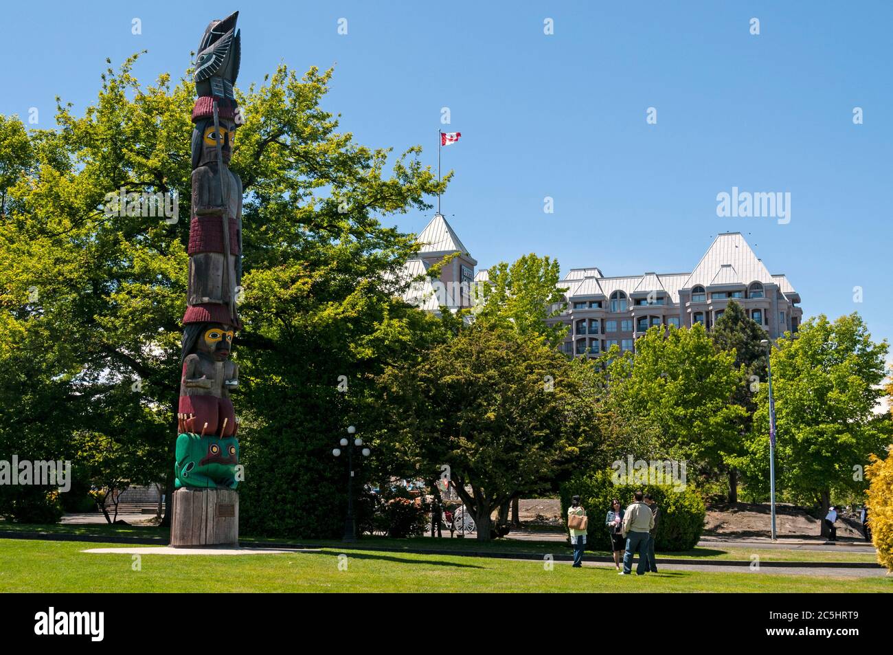 Un totem de première nation, un poteau en bois sculpté à la main dans le domaine de l'Assemblée législative de la Colombie-Britannique à Victoria, Vancouver I Banque D'Images