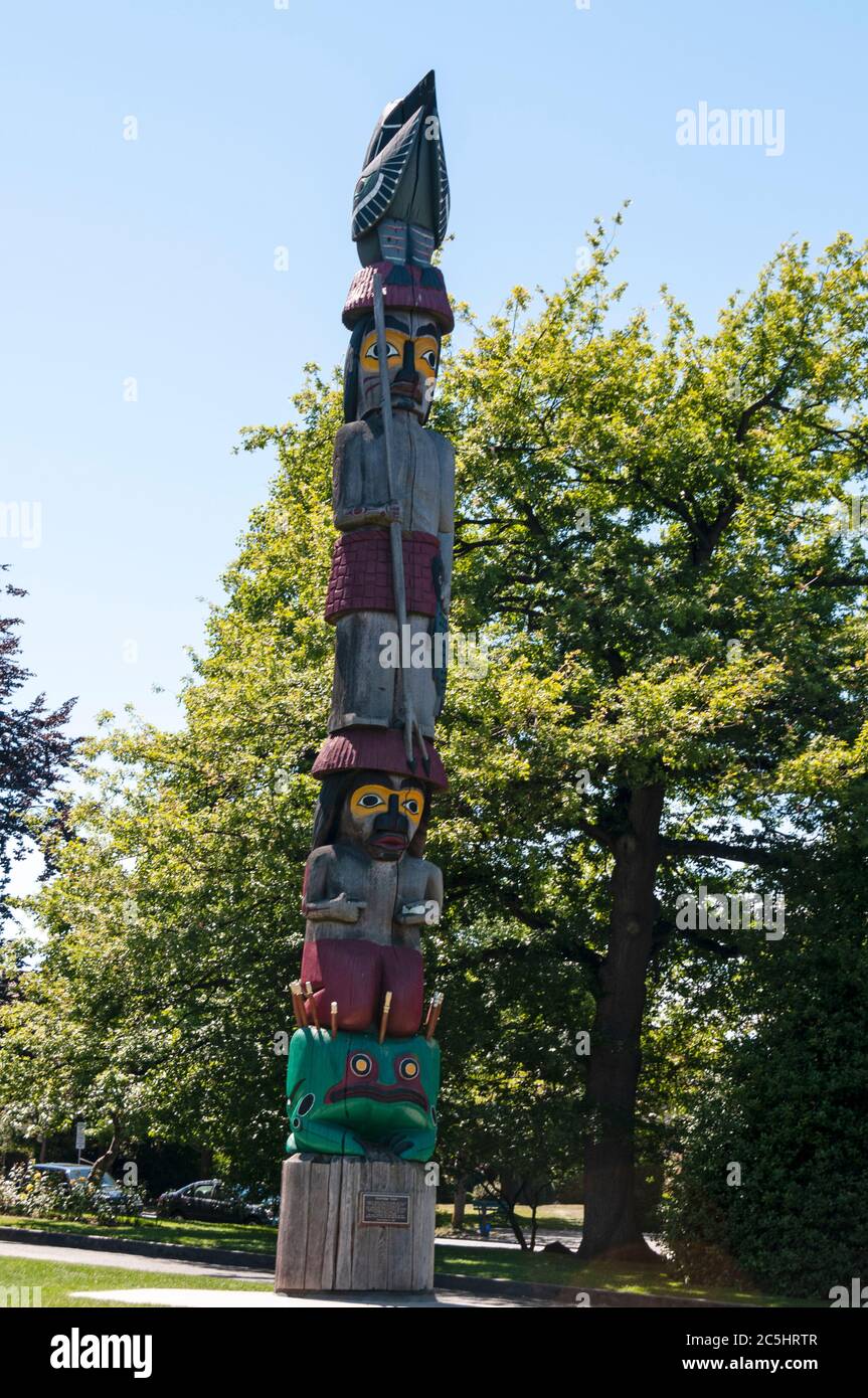 Un totem de première nation, un poteau en bois sculpté à la main dans le domaine de l'Assemblée législative de la Colombie-Britannique à Victoria, Vancouver I Banque D'Images