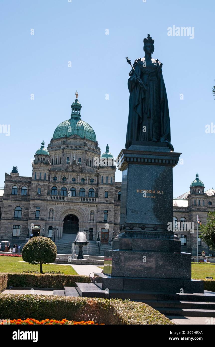 Statue de la jeune reine Victoria devant l'Assemblée législative de la Colombie-Britannique, à Victoria, sur l'île de Vancouver, au Canada Banque D'Images