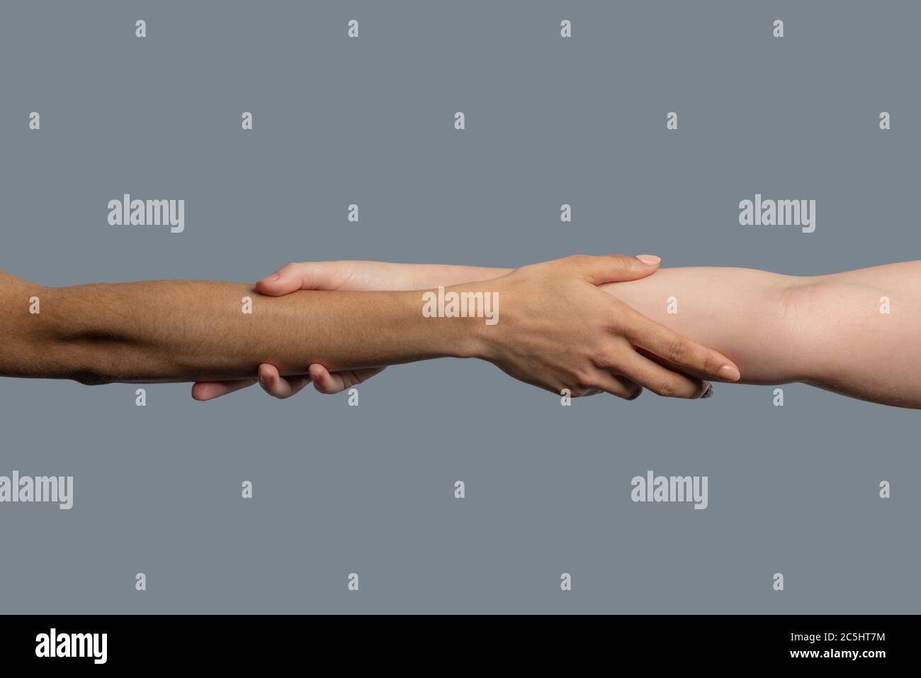 Gros plan de la secousse de l'avant-bras de personnes de différentes races Banque D'Images