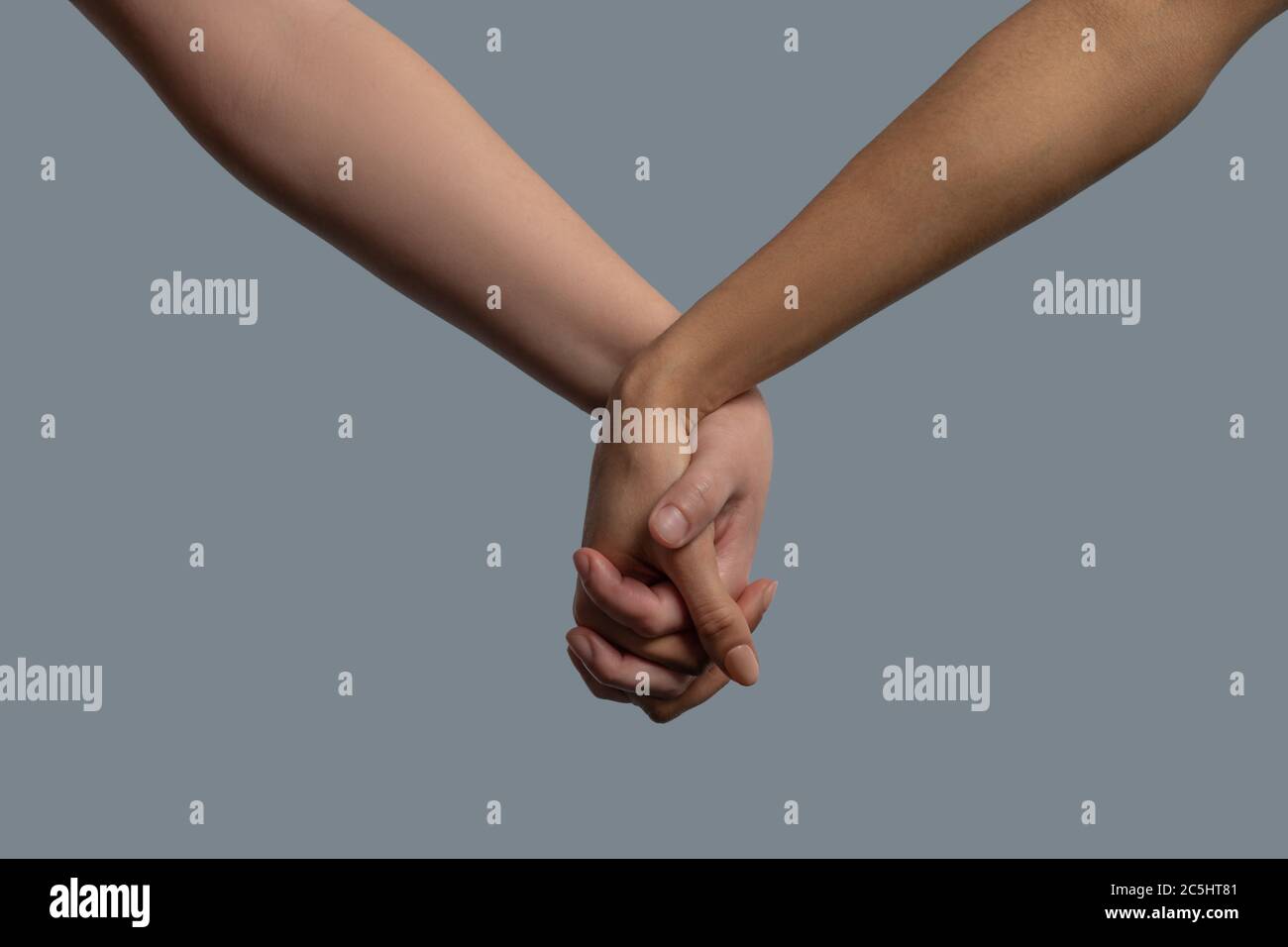 Gros plan de personnes à la peau claire et foncée tenant les mains Banque D'Images