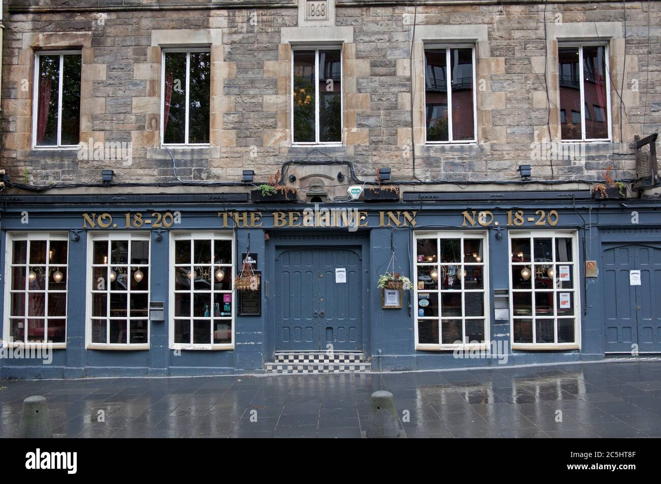 Grassmarket Edinburgh, Écosse, Royaume-Uni. 3 juillet 2020. Signes d'activité du personnel de certains pubs et restaurants dans le Grassmarket. Le jour où la restriction de voyage de 5 miles est levée en Écosse, à mesure que les restrictions de virus Covid-19 se font plus facilement, les pubs et les restaurants de la région commencent à se préparer au retour à la nouvelle norme. Lumières allumées et personnel présent dans le Beehive Inn. À partir du 15 juillet, les pubs et restaurants de toute l'Écosse pourront rouvrir leurs portes au public après avoir été fermés en raison de leur confinement. Banque D'Images