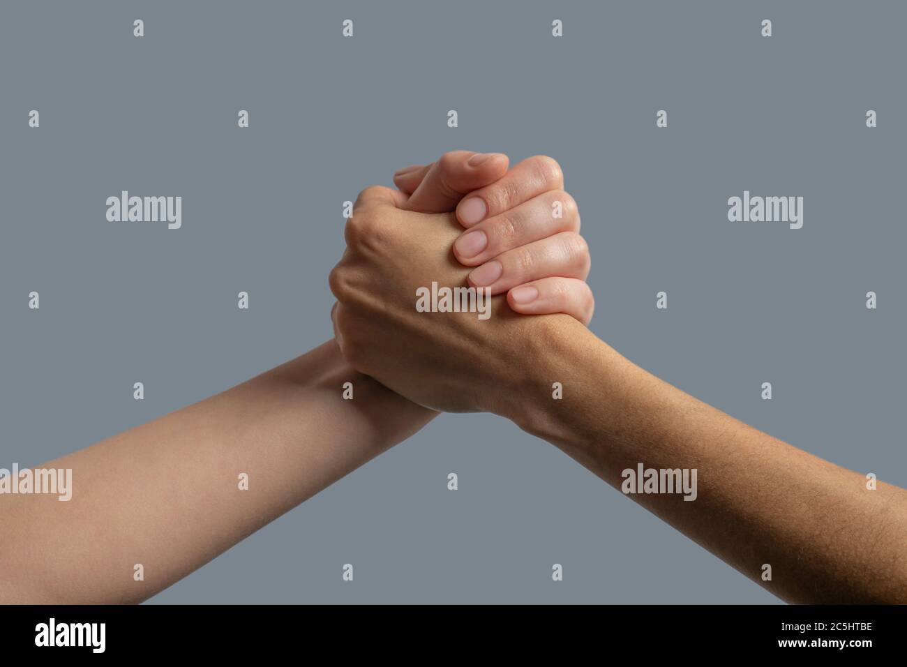 Gros plan de personnes à la peau claire et foncée qui clasclent les mains Banque D'Images
