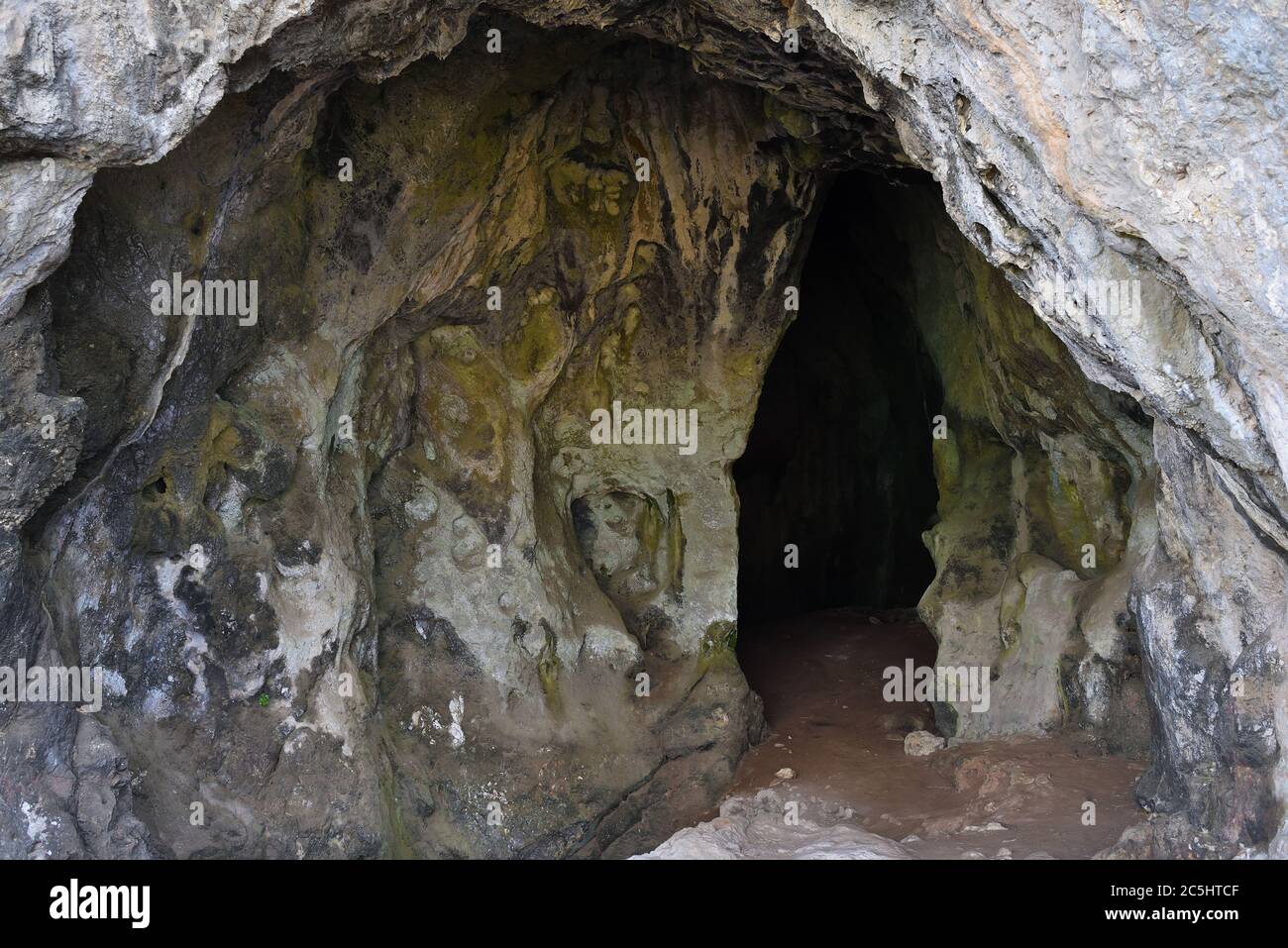 L'entrée dans la grotte de Nestor, fils de Neleus. Grèce, Navarino, Péloponnèse. Situé à proximité de la plage de Voidokilia, le lagon Divari de Gialova. F Banque D'Images