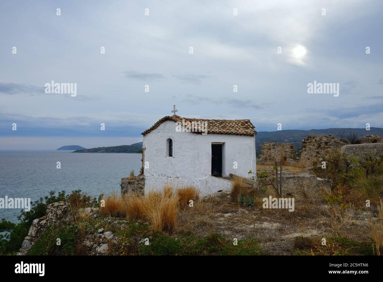 Petite église orthodoxale sur la rive haute du golfe de Mesiniakos dans le château de Koroni à l'heure du soir, Grèce, Messenia, Péloponnèse Banque D'Images