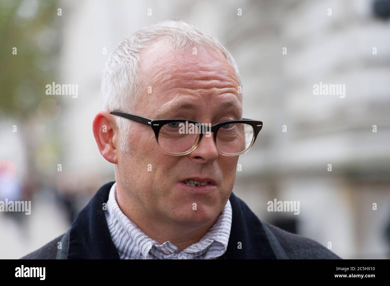 Joe Corré, fils du couturier Dame Vivienne Westwood, interrogé sur ses vues anti-fracking, à l'extérieur de Downing Street, Londres. Joe Co Banque D'Images