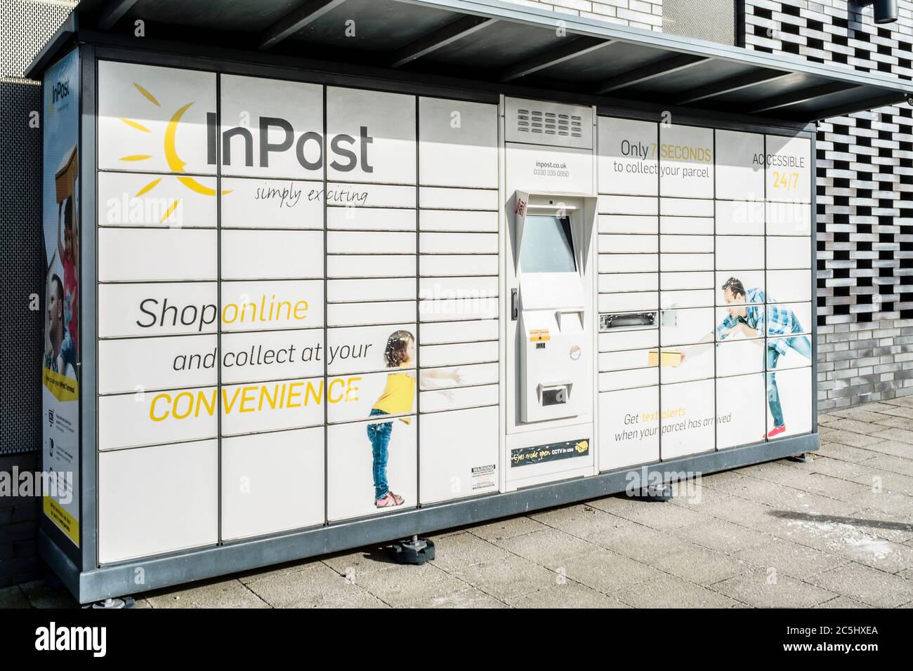 MILTON KEYNES, ROYAUME-UNI - 12 FÉVRIER 2020. Inlocker Post, une boîte de dépôt automatique de colis basée dans un parking à Milton Keynes, Royaume-Uni Banque D'Images