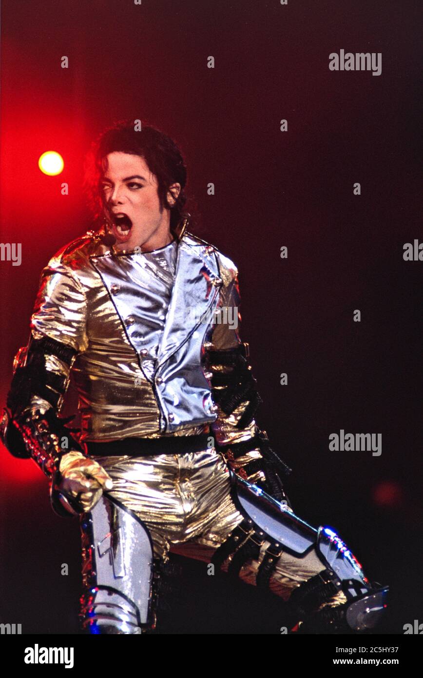 13.06.1997, Kiel, Allemagne, Michael Jackson - Roi de la Pop - en direct et en plein air sur le Nordmarksportfeld lors de son 'Tour du monde d'histoire' 1997. --- Conditions spéciales: Accord de prix nécessaire lors de l'utilisation du titre! --- | utilisation dans le monde entier Banque D'Images