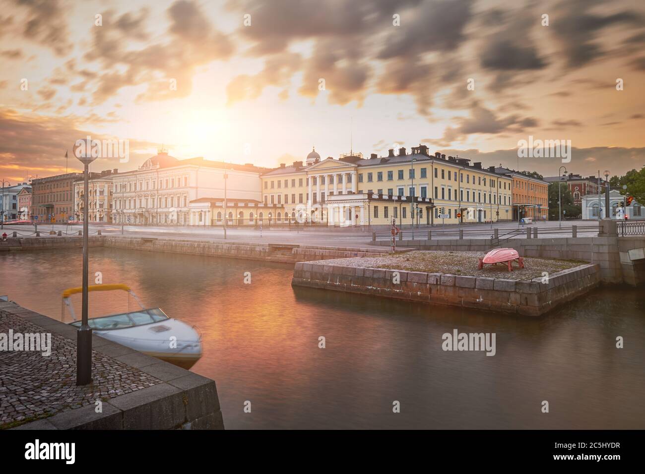 Palais présidentiel à Helsinki dans la soirée, Finlande. Sur le coucher de soleil de fond. Banque D'Images