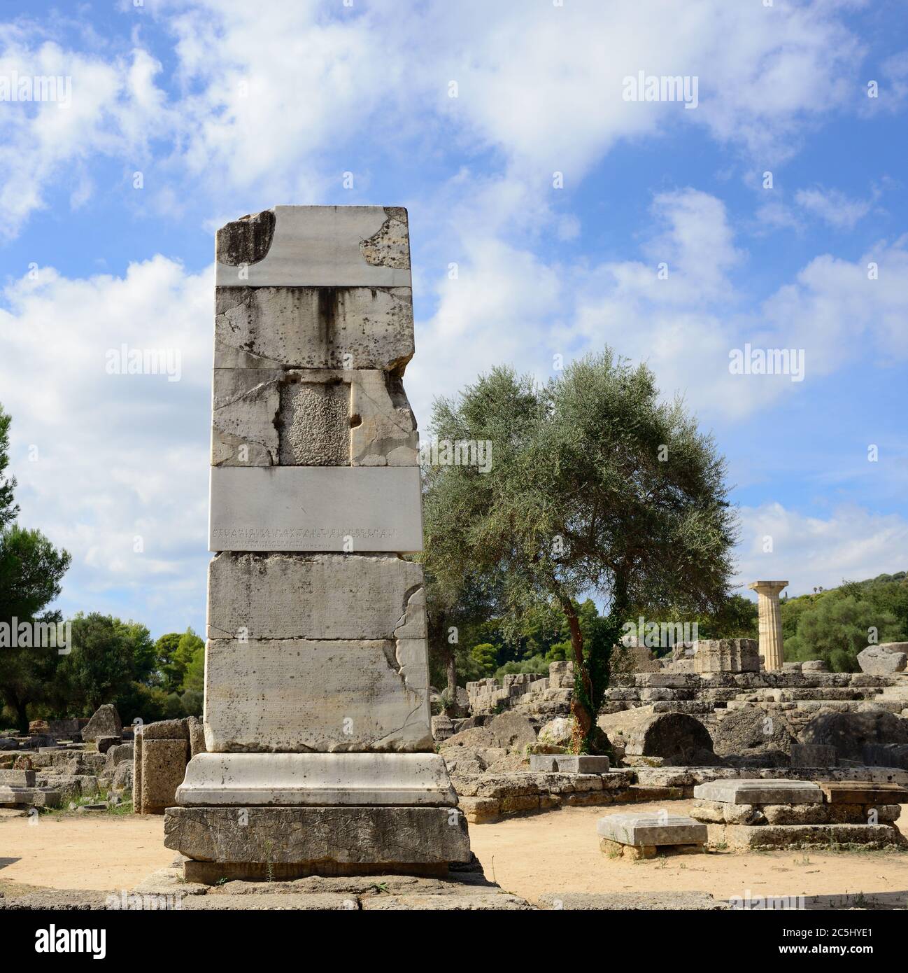 GRÈCE, OLYMPIE - 5 OCT: Ruines antiques montrées le 5 Oct 2013 à Olympie. Lieu de naissance des Jeux olympiques, aujourd'hui site du patrimoine mondial de l'UNESCO et lieu où Banque D'Images