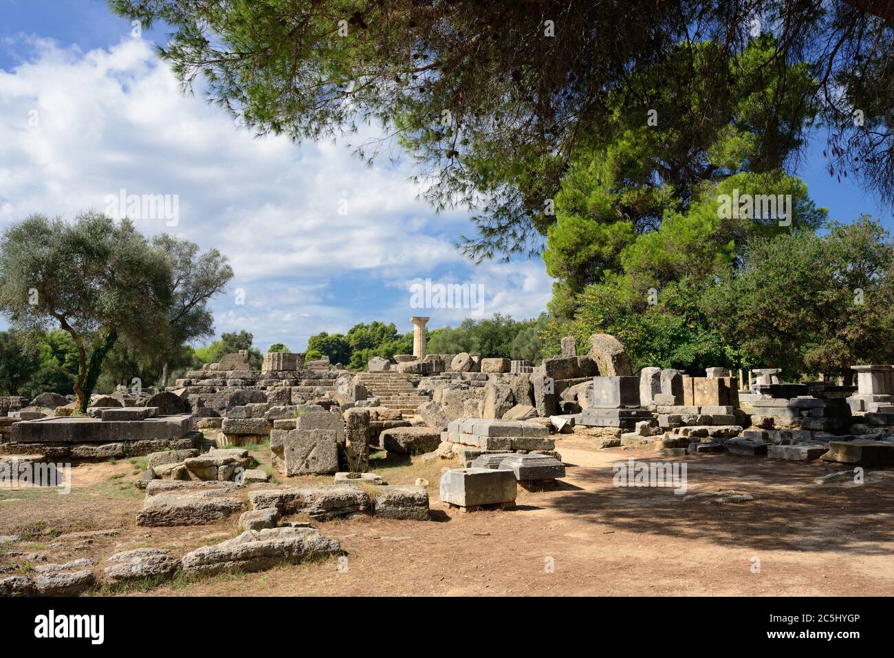 Grèce Olympie, ruines anciennes du temple de Zeus, c'est le bâtiment le plus important dans l'Altis à Olympie, berceau des jeux olympiques - UNESCO W Banque D'Images