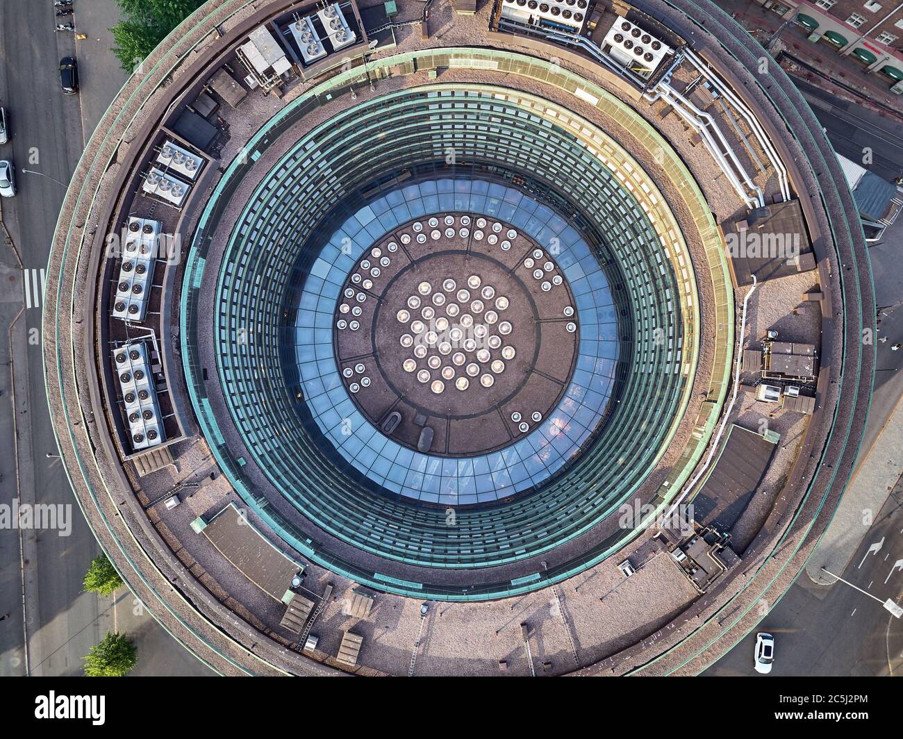 Helsinki / Finlande - 30 juillet 2018 : vue aérienne de la maison de cercle - Ympyrätalo, est un immeuble de bureaux en forme de cercle situé dans le quartier Hakaniemi. TH Banque D'Images