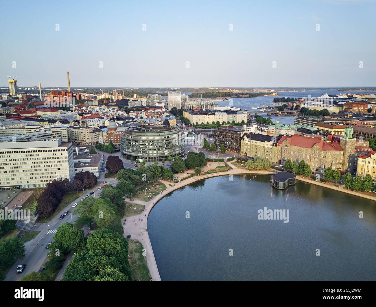 Helsinki / Finlande - 30 juillet 2018 : vue aérienne de la maison du cercle - Ympyrätalo, le quartier de Hakaniemi, Eläintarhanlahti Banque D'Images