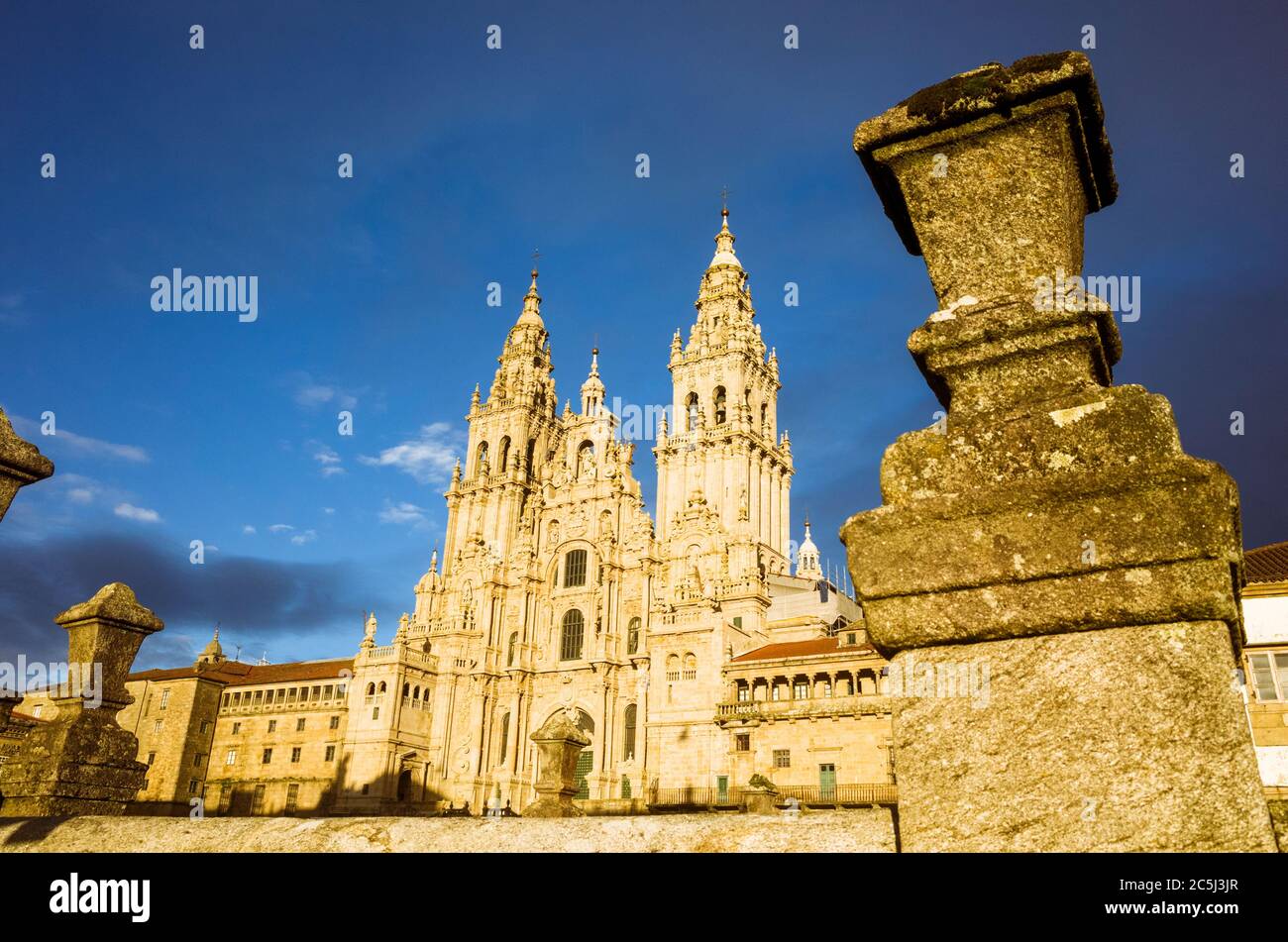 Saint-Jacques-de-Compostelle, PROVINCE de la Corogne, Galice, Espagne - 12 février 2020 : façade baroque obradoiro de la cathédrale de compostelle, le bu réputé Banque D'Images