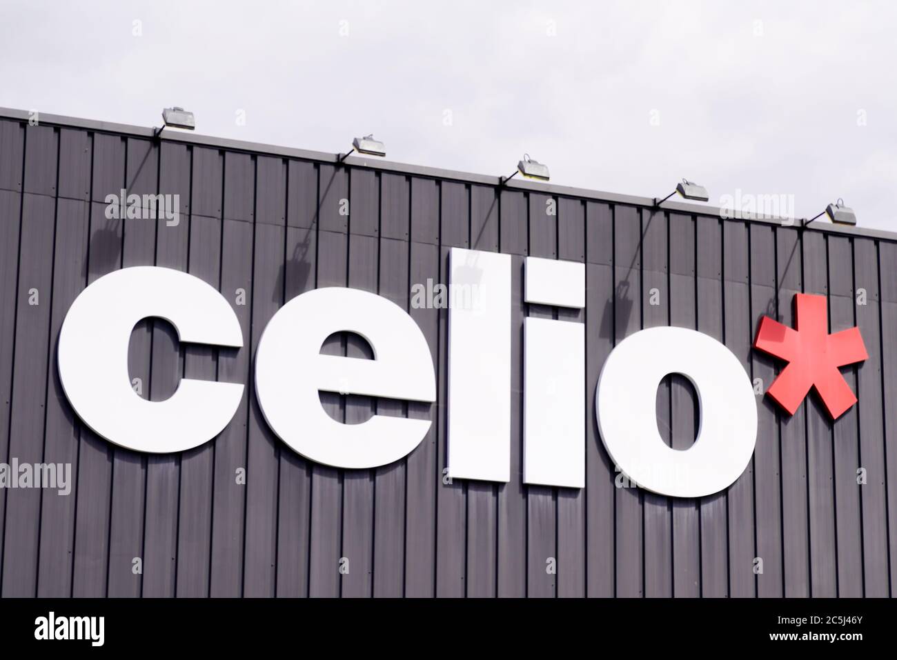 Bordeaux , Aquitaine / France - 07 02 2020 : texte du signe celio et logo en croix sur le mur du magasin pour les vêtements hommes Banque D'Images