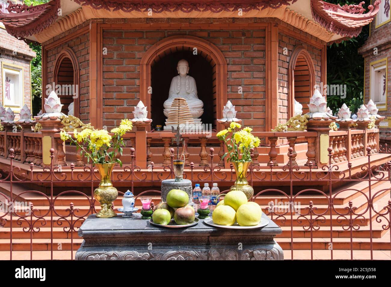 Repas offerts sur une table par la Pagode Tran Quoc dans le temple bouddhiste comlpex. Hanoï, Vietnam, Asie Banque D'Images