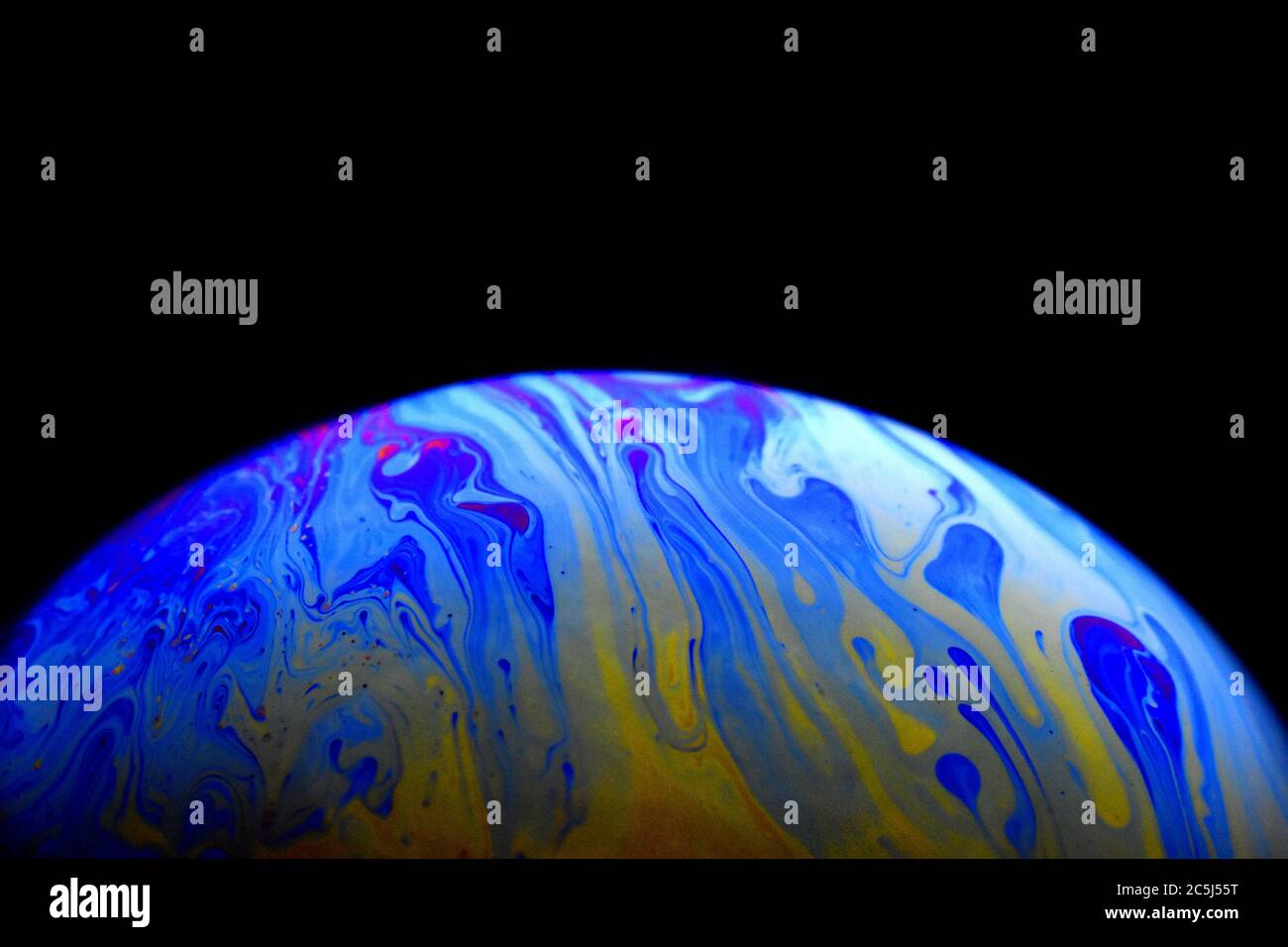 Vue rapprochée du motif de couleur sur la surface de la bulle de savon. Modèle d'ambiance et de planète. Banque D'Images