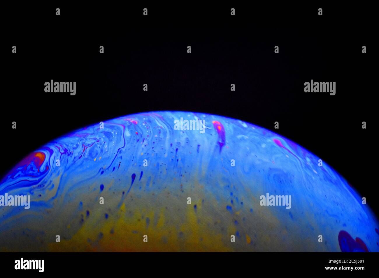Vue rapprochée du motif de couleur sur la surface de la bulle de savon. Modèle d'ambiance et de planète. Banque D'Images