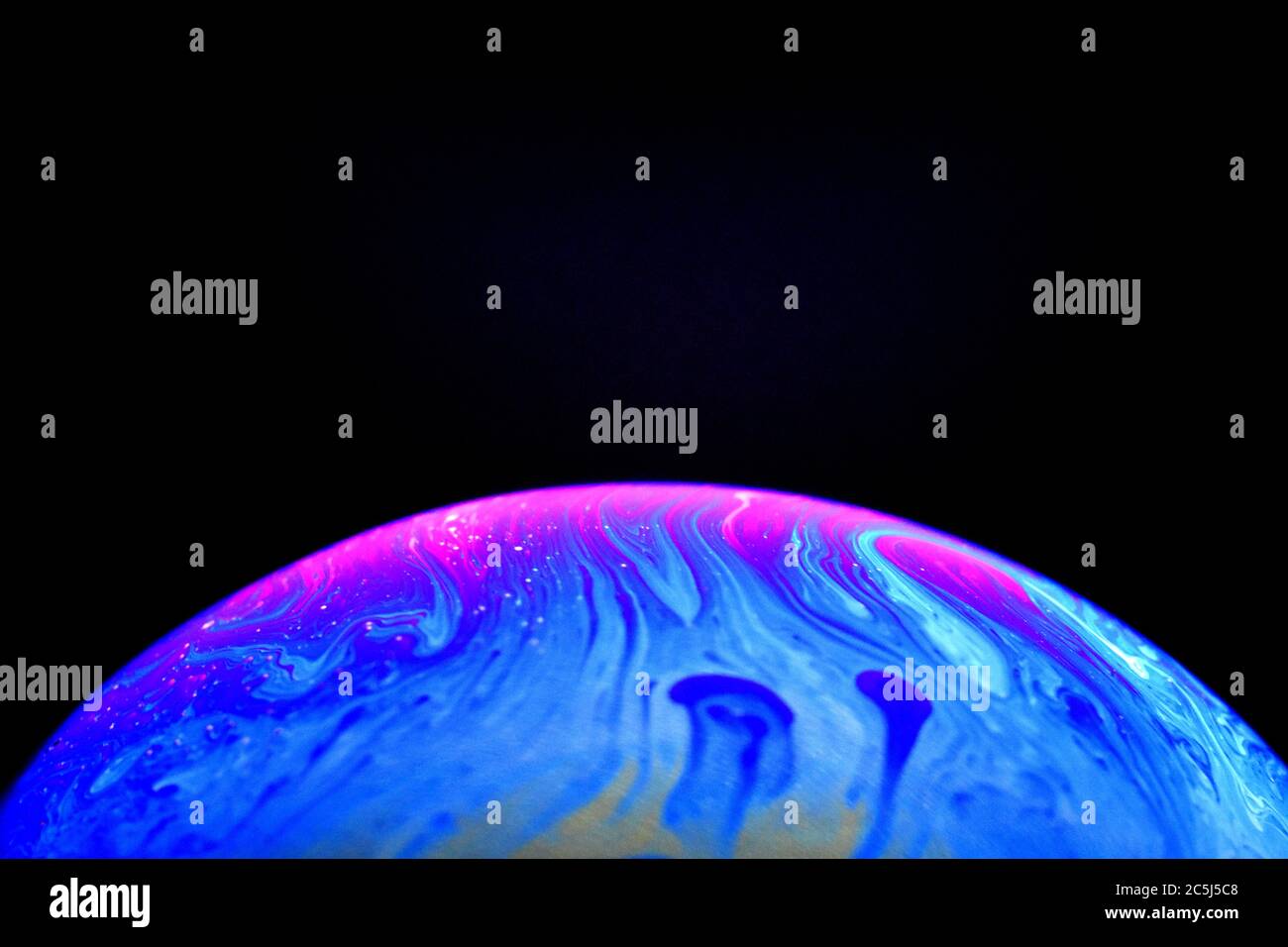 Vue rapprochée du motif de couleur sur la surface de la bulle de savon. Modèle d'ambiance et de planète. Banque D'Images